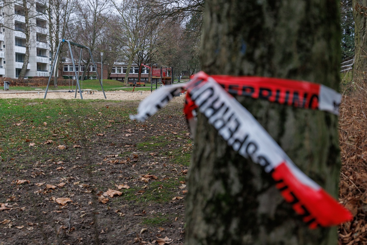 Ein Absperrband der Polizei an einem Spielplatz in Bielefeld.