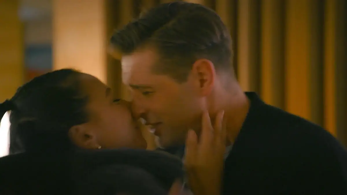 Deniz ist überglücklich, dass Charlie wieder zurück in Essen ist. 