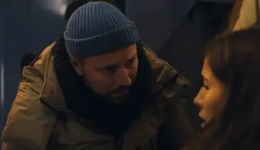 John findet Laura in keinem guten Zustand vor