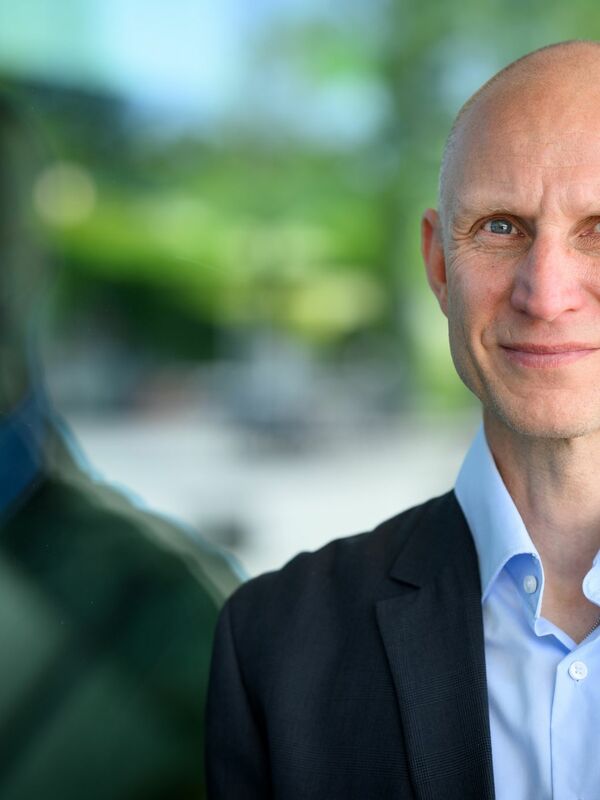 Während Ausweise von Fluggästen in Frankreich und Spanien beim Einsteigen kontrolliert werden, blo