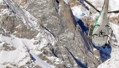 In Norditalien an der Grenze zu Frankreich werden vier Bergsteiger von einer Lawine überrascht.