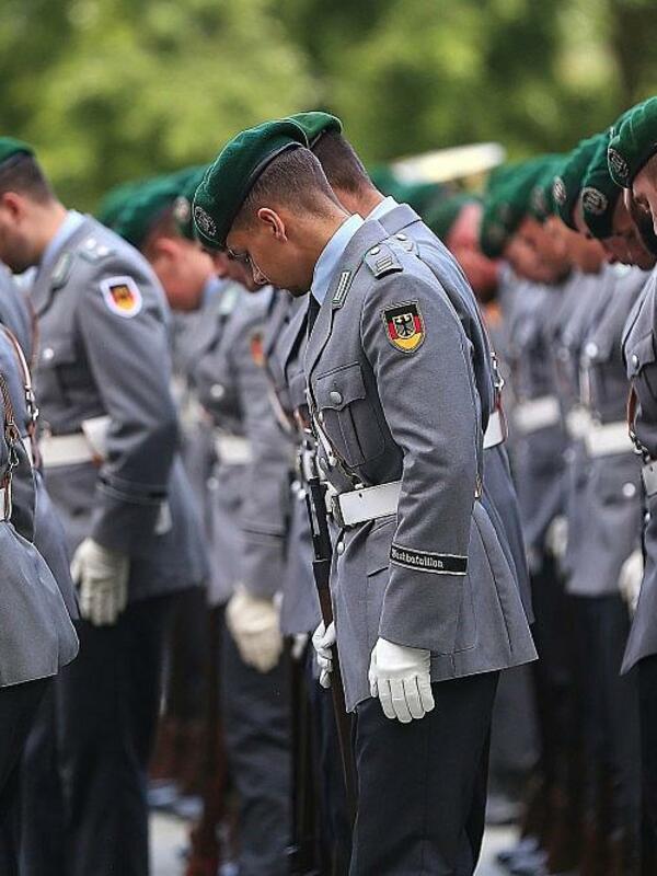 Der CDU-Außenpolitiker Armin Laschet hat dazu aufgerufen, die USA auf diplomatischem Weg von einem