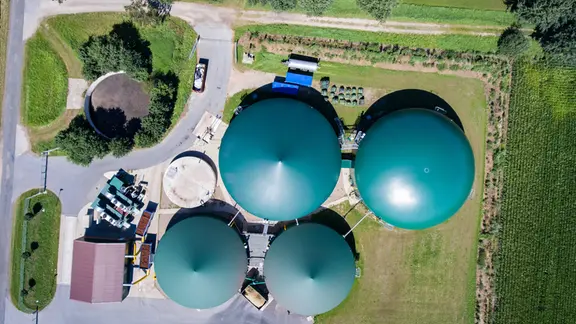Luftbild einer Biogasanlage, direkte Aufsicht. Biogasanlage aus direkter, senkrechter Vogelperspektive - Aufnahme mit einer Fotodrohne.