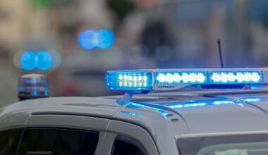 Das Blaulicht eines Einsatzwagens der Polizei in Nahaufnahme