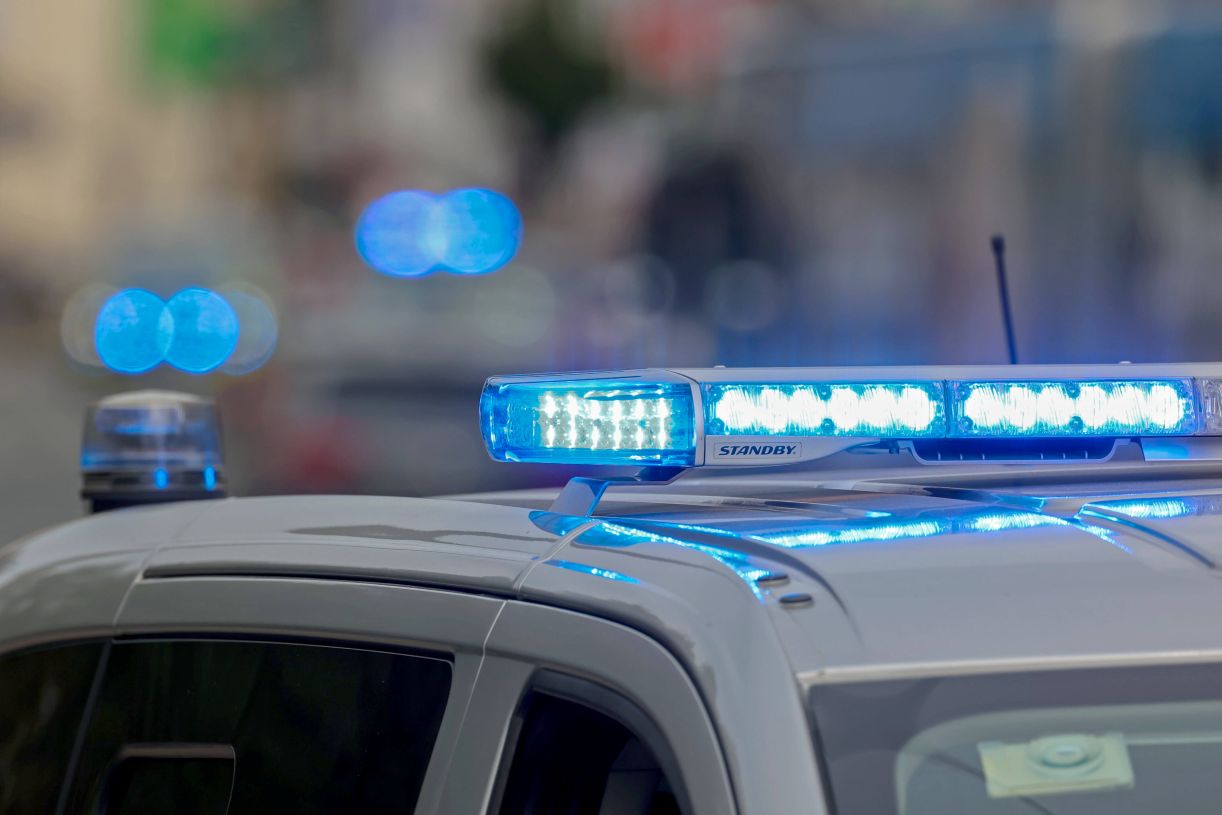 Das Blaulicht eines Einsatzwagens der Polizei in Nahaufnahme