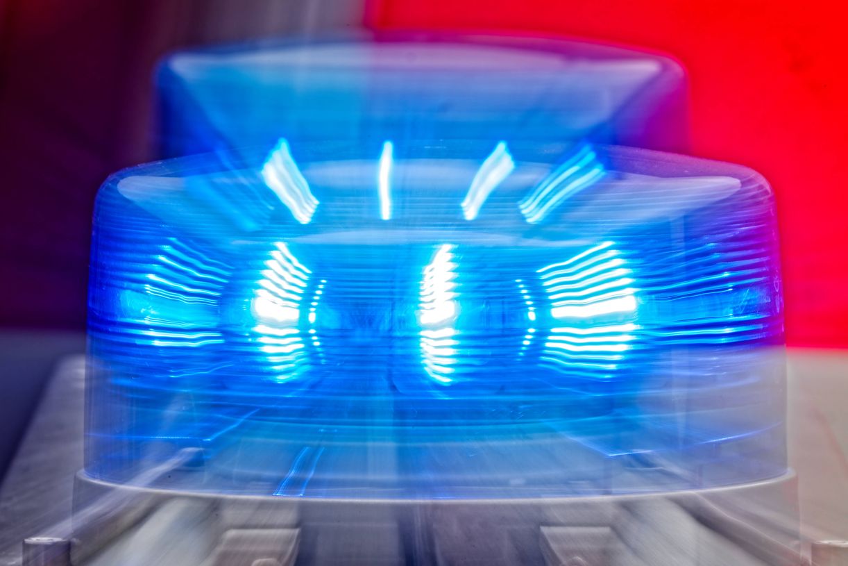 Das Blaulicht eines Einsatzwagens der Polizei in Nahaufnahme