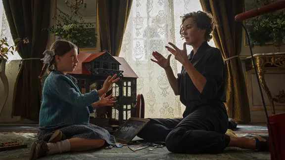 Villje Katring-Raslussen (Anne, li.) und Connie Nielsen (Karen, re.) in "The Dreamer - Becoming Karen Blixen", | © Christian Geisnæs Anne und Karen sitzen auf dem Boden und unterhalten sich in Gebärdensprache