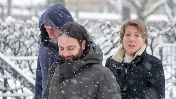 Christina Block mit ihrem Anwalt und ihrem Lebensgefährten laufen durch Schnee | picture alliance / ABBfoto Christina Block mit ihrem Anwalt und ihrem Lebensgefährten laufen durch Schnee