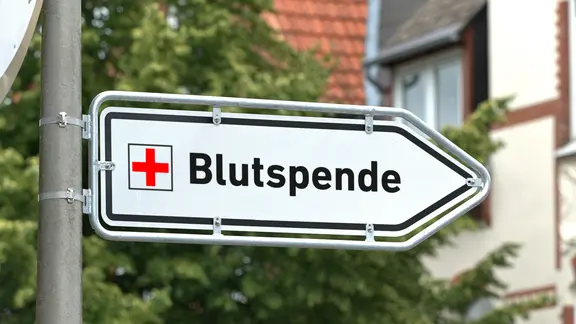 Ein Schild weist auf einen Blutspendedients hin.