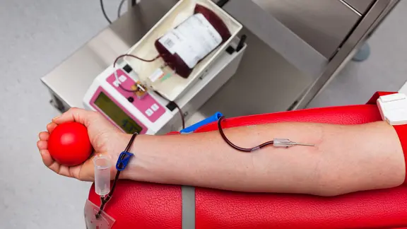 Ein Arm während der Blutspende
