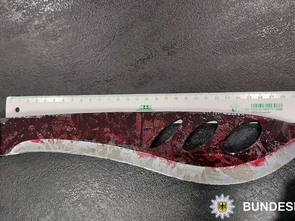 HANDOUT - 10.01.2026, Nordrhein-Westfalen, Köln: Eine mit Blut verschmierte Machete liegt bei der Bundespolizei auf einem Tisch. Ein Zugbegleiter die die Waffe bei einem schlafenden Fahrgast gefunden und die Polizei informiert. Foto: Bundespolizei/dpa - ACHTUNG: Nur zur redaktionellen Verwendung im Zusammenhang mit der aktuellen Berichterstattung und nur mit vollständiger Nennung des vorstehenden Credits +++ dpa-Bildfunk +++