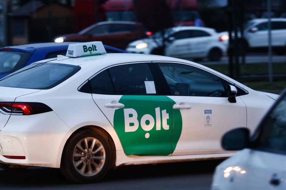Bolt Der estnische Fahrdienstvermittler Bolt zählt zu den größeren europäischen Techfirmen, Gerüchte über einen Börsengang kursieren schon länger. Firmenchef Markus Villig schloss einen IPO im Gespräch mit dem „Handelsblatt“ kürzlich zwar nicht aus, sieht dafür aktuell aber keinen Zeitdruck. Bolt ist in rund 50 Ländern aktiv, erzielt Milliardenumsätze und wird am Markt mit mehr als 8 Mrd. Dollar bewertet. Das Unternehmen vermittelt Fahrten, E-Scooter und Fahrräder und wächst weiter, investiert aber selektiv: In Frankreich fließen 100 Mio. Euro, in Deutschland hält Bolt wegen strenger Regeln größere Investitionen zurück. Sollte es 2026 an die Börse gehen, gilt der US-Markt als wahrscheinlicher Handelsplatz.