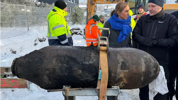 Einsatzkräfte des Kampfmittelräumdienstes stehen an einer entschärften Bombe in Wedel.