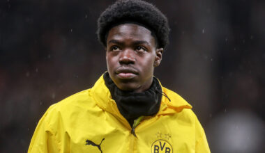 Moussa Kaba schaut in Trainingsklamotten auf die Tribüne.