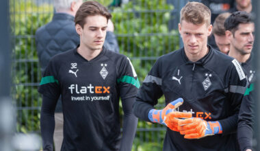 Jonas Omlin läuft im Trainingsanzug neben Florian Neuhaus auf den Trainingsplatz von Borussia Mönchengladbach.