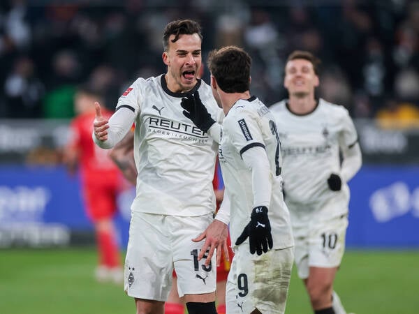 11.01.2026, Fussball, Saison 2025/2026, 1. Bundesliga, 16. Spieltag, Borussia Mönchengladbach - FC Augsburg, v. l. Haris Tabakovic Borussia Mönchengladbach, Joe Scally Borussia Mönchengladbach bejubeln das Tor zum 4:0, Mönchengladbach Borussia Park NRW Deutschland xRHR-FOTO/DEx *** 11 01 2026, Football, Season 2025 2026, 1 Bundesliga, Matchday 16, Borussia Mönchengladbach FC Augsburg, f l Haris Tabakovic Borussia Mönchengladbach , Joe Scally Borussia Mönchengladbach celebrate the goal for 4 0, Mönchengladbach Borussia Park NRW Germany xRHR PHOTO DEx Copyright: DennisxEwert/RHR-FOTOx RHR-FOTO/DE