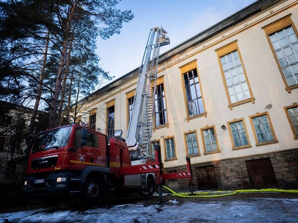 22.01.2026, Brandenburg, Wandlitz: Kräfte der Feuerwehr sind bei einem Brand auf dem Bogensee-Areal, mit der   ehemaligen Villa von NS-Propagandaminister J. Goebbels, im Einsatz. Nach bisherigen Erkenntnissen der Polizei kam bei dem Feuer in einem Gebäude auf dem Areal niemand zu Schaden. Die Polizei habe ein Ermittlungsverfahren eingeleitet und habe erste Zeugen identifizieren können. Foto: Christoph Soeder/dpa +++ dpa-Bildfunk +++