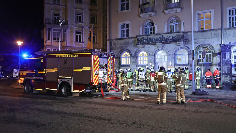 Brandalarm in Dresdner Pflegeheim - Feuerwehr rückt mit Großaufgebot aus