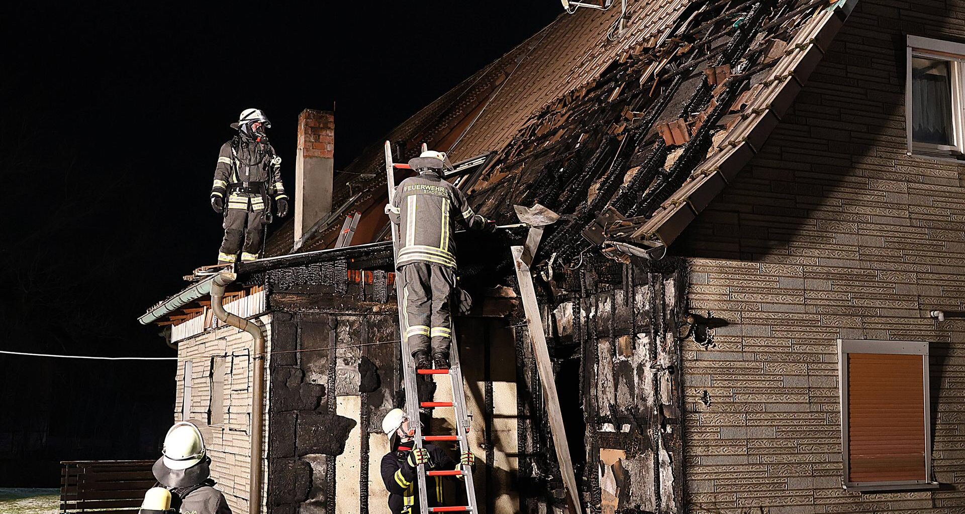 Feuer greift von Mülltonne auf Wohnhaus über