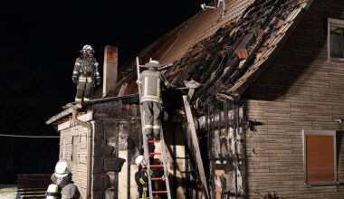 Feuer greift von Mülltonne auf Wohnhaus über