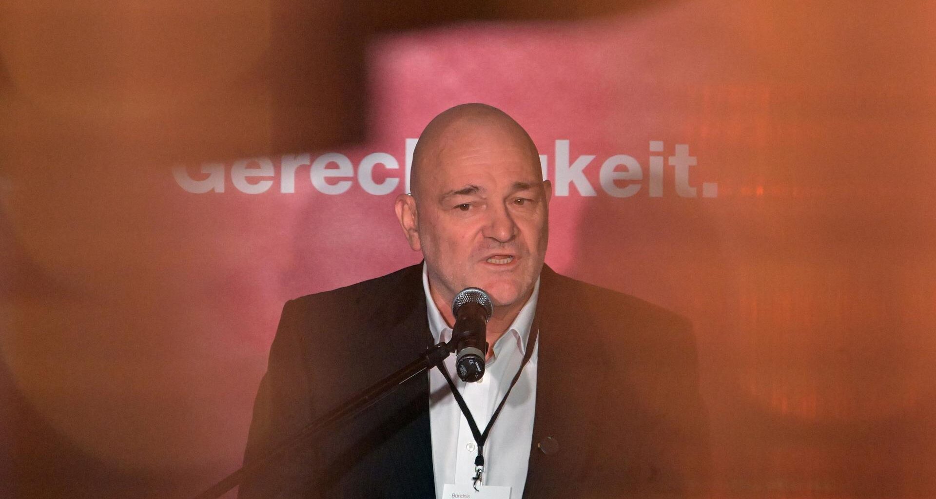 Der damalige brandenburgische BSW-Landesvorsitzende Robert Crumbach beim Parteitag 2024.