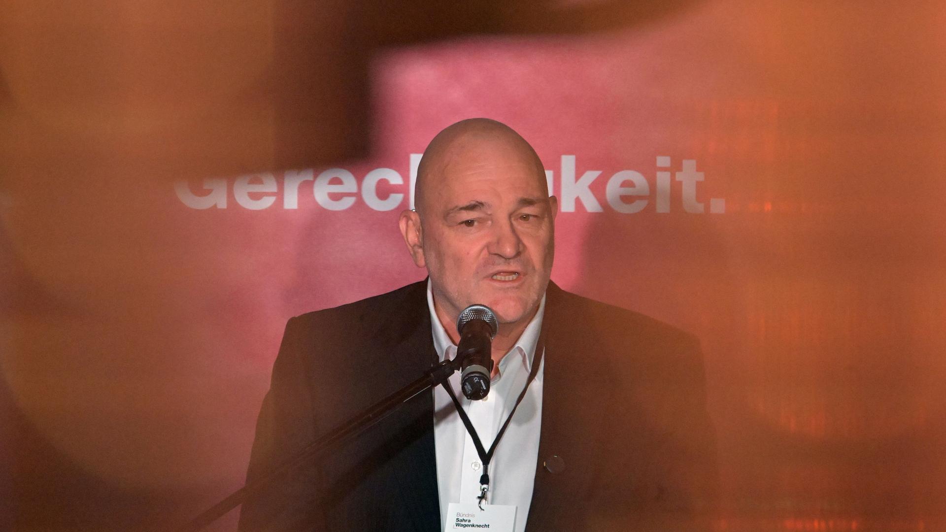 Der damalige brandenburgische BSW-Landesvorsitzende Robert Crumbach beim Parteitag 2024. 