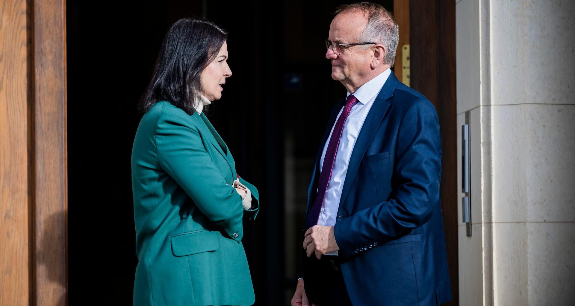 Potsdam: Britta Müller (bisher BSW), Brandenburgs Ministerin für Gesundheit und Soziales, und Detlef Tabbert (BSW), Minister für Infrastruktur und Landesplanung, unterhalten sich.
