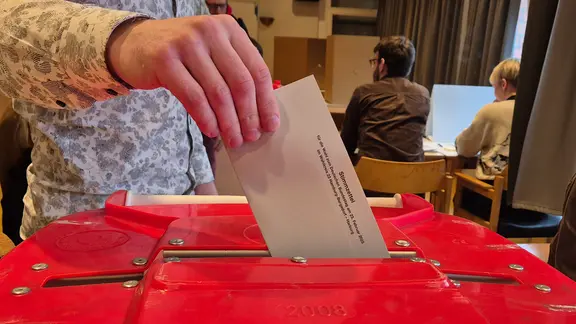 Ein Wahlzettel wird bei der Bundestagswahl 2025 in einem Hamburger Wahllokal eingeworfen. | NDR, Karsten Sekund Ein Wahlzettel wird bei der Bundestagswahl 2025 in einem Hamburger Wahllokal eingeworfen.