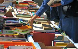 Blick auf Tische mit Büchern