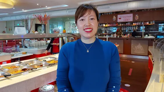 Restaurant-Betreiberin Lena Nguyen stellt klar: Wer nicht aufisst, muss bei ihr Strafe zahlen. | NDR, Katharina van der Beek Lena Ngyuen, Betreiberin Johnnys Gourmet Chinba Restuarant in Henstedt Ulzburg.