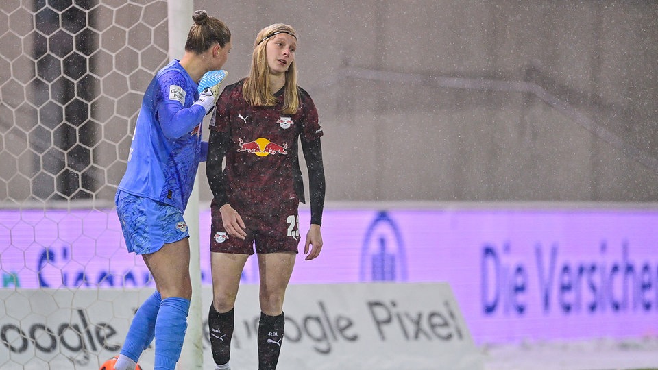 Bundeslga (F): RB Leipzig unterliegt Bayern München im Schneegestöber