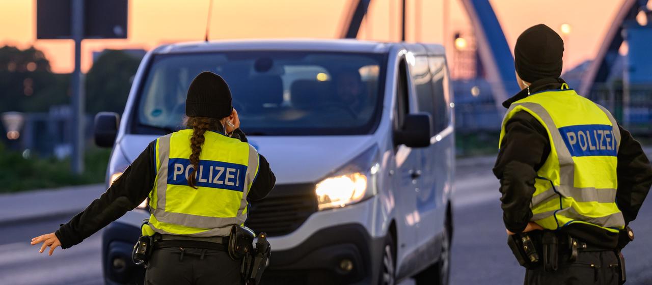 Beamte der Bundespolizei stehen am frühen Morgen bei der Einreisekontrolle an der deutsch-polnischen Grenze | dpa Beamte der Bundespolizei stehen am frühen Morgen bei der Einreisekontrolle an der deutsch-polnischen Grenze