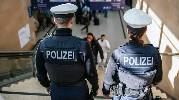 Zwei Einsatzkräfte der Bundespolizei gehen eine Treppe am Hauptbahnhof Hannover hinunter.