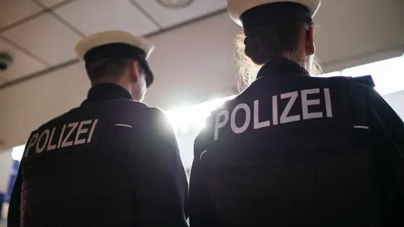 Zwei Einsatzkräfte der Bundespolizei sind am Hauptbahnhof in Hannover. | NDR, Julius Matuschik Zwei Einsatzkräfte der Bundespolizei sind am Hauptbahnhof in Hannover.