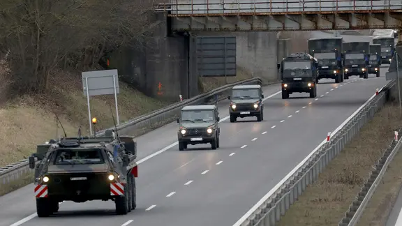 Eine Fahrzeugkolonne der Bundeswehr fährt auf einer Autobahn.