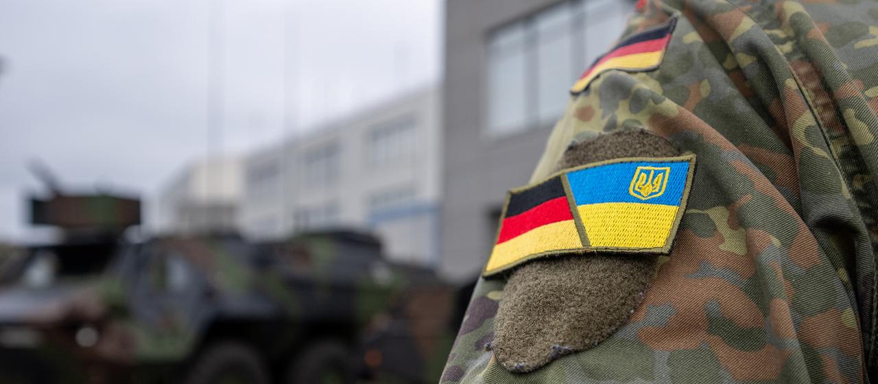 Ein deutscher Soldat trägt ein deutsch-ukrainisches Abzeichen auf der Uniform. (Archivbild: 12.10.2025) | dpa Ein deutscher Soldat trägt ein deutsch-ukrainisches Abzeichen auf der Uniform. (Archivbild: 12.10.2025)