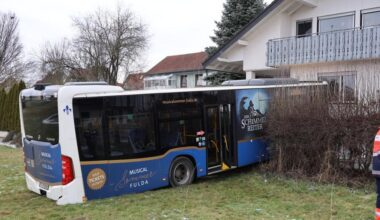 Von der Straße abgekommen: Linienbus fährt in Fulda gegen Haus - Fahrer verletzt