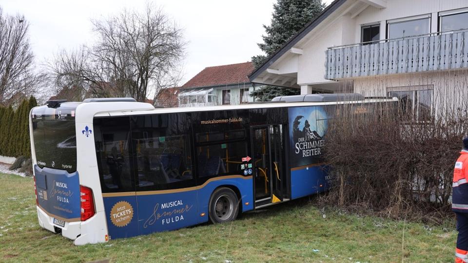 Von der Straße abgekommen: Linienbus fährt in Fulda gegen Haus - Fahrer verletzt