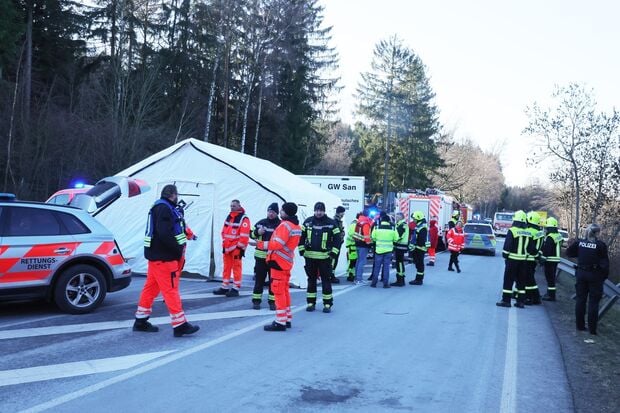 19.01.2026, Thüringen, Schleiz: Einsatzkräfte von Polizei und Feuerwehr sind an der Auffahrt zur Autobahn A9 nach einem Busunfall mit mehreren Verletzten im Einsatz. Foto: Bodo Schackow/dpa +++ dpa-Bildfunk +++