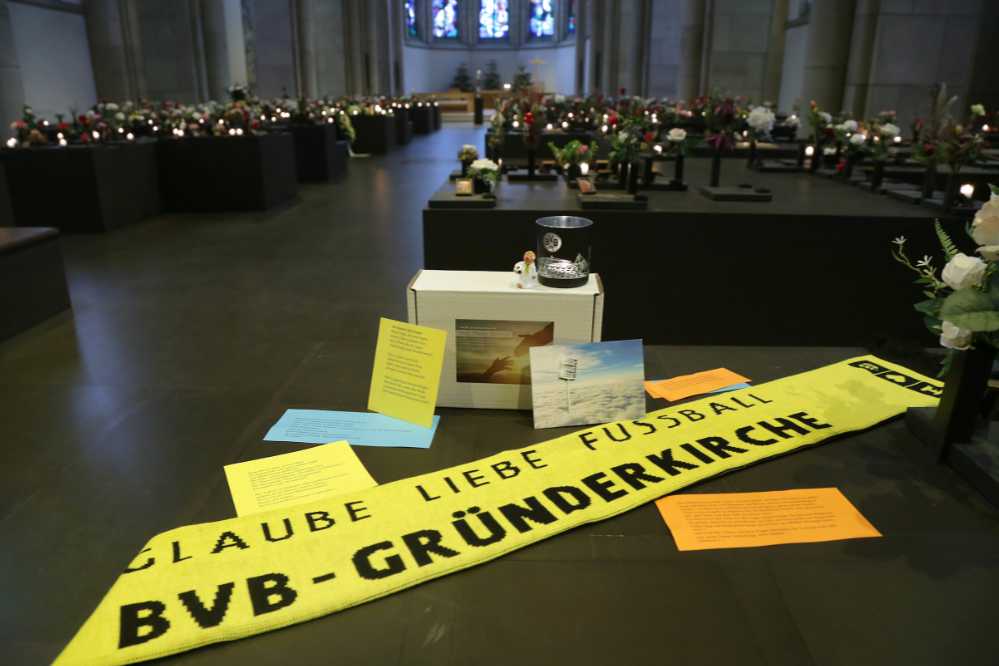 Inhalt der Trauerbox mit BVB Schal