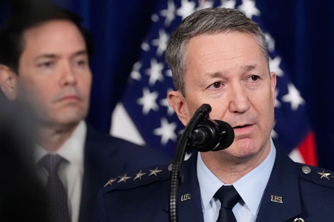 Auch der amerikanische Militärchef Dan Caine spricht an der Medienkonferenz über die Operation in Venezuela.