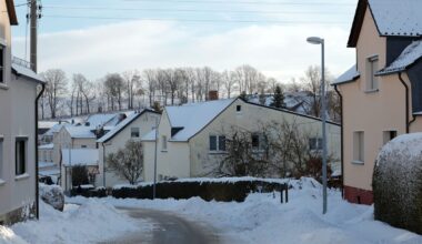 Tragödie im Erzgebirge: Mann entdeckt toten Nachbarn (86) beim Schneeschippen - BILD