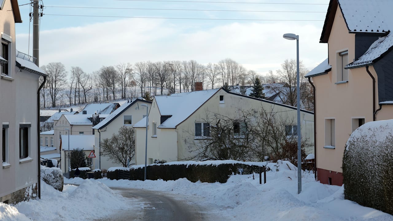 Tragödie im Erzgebirge: Mann entdeckt toten Nachbarn (86) beim Schneeschippen - BILD