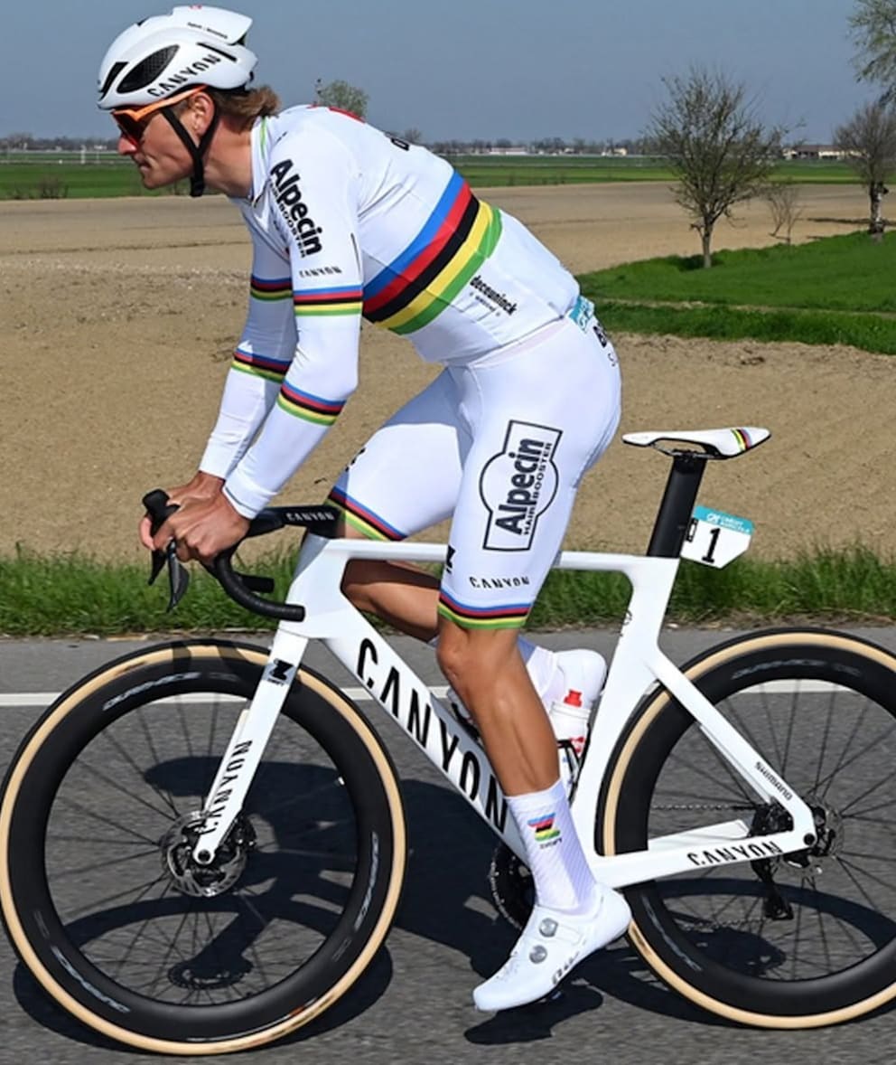 Radsport-Star Matthieu van der Poel fährt auf Canyon (8-facher Cross-Weltmeister und 2023 Strassen-Radweltmeister auf Canyon geworden)