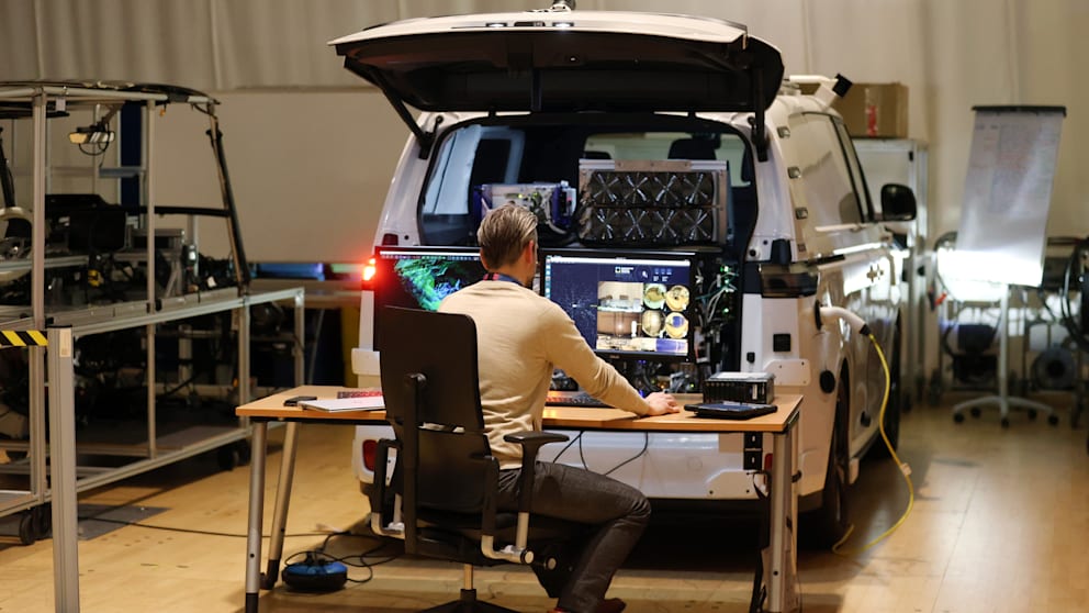 VW forscht in der Manufaktur inzwischen auch am autonomen Fahren. Besucher können künftig Fahrten ohne Fahrer erleben