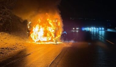 Autotransporter auf A1 bei Remscheid in Flammen – Glatteisgefahr durch Löschwasser