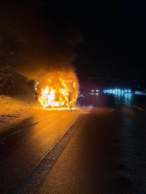 Autotransporter auf A1 bei Remscheid in Flammen – Glatteisgefahr durch Löschwasser