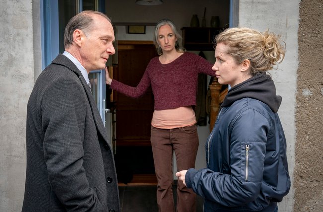 ARD/MDR TATORT: NACHTSCHATTEN, am Donnerstag (01.01.26) um 20:15 Uhr im ERSTEN.
Peter Schnabel (Martin Brambach, li.) und Leonie Winkler (Cornelia Gröschel) ermitteln, ihr Weg führ sie zur Adresse eines Verdächtigen; Mareike Klann (Mélanie Fouché) öffnet.
© MDR/MadeFor/Steffen Junghans, honorarfrei - Verwendung gemäß der AGB im engen inhaltlichen, redaktionellen Zusammenhang mit genannter MDR-Sendung bei Nennung "Bild: MDR/MadeFor/Steffen Junghans" (S2+). MDR/HA Kommunikation, 04360 Leipzig, Tel: (0341) 300 6477 oder - 6463