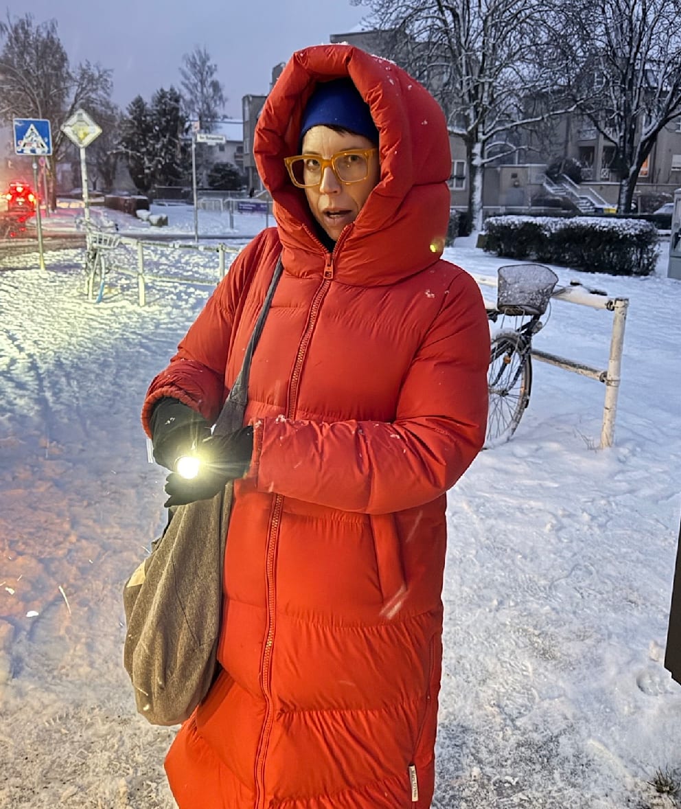 Anwohnerin Heidi mit Taschenlampe auf dem Weg zum Supermarkt