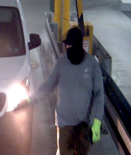 Polizeifahndung: Einer der Tatverdächtigen, wie er nach dem Einbruch durch die Tiefgarage die Bank verlässt